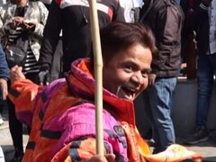 राम मंदिर की खुशी में झंडा लेकर ऐसे नाचे राजपाल यादव, फैन्स को याद आ गई वानर सेना