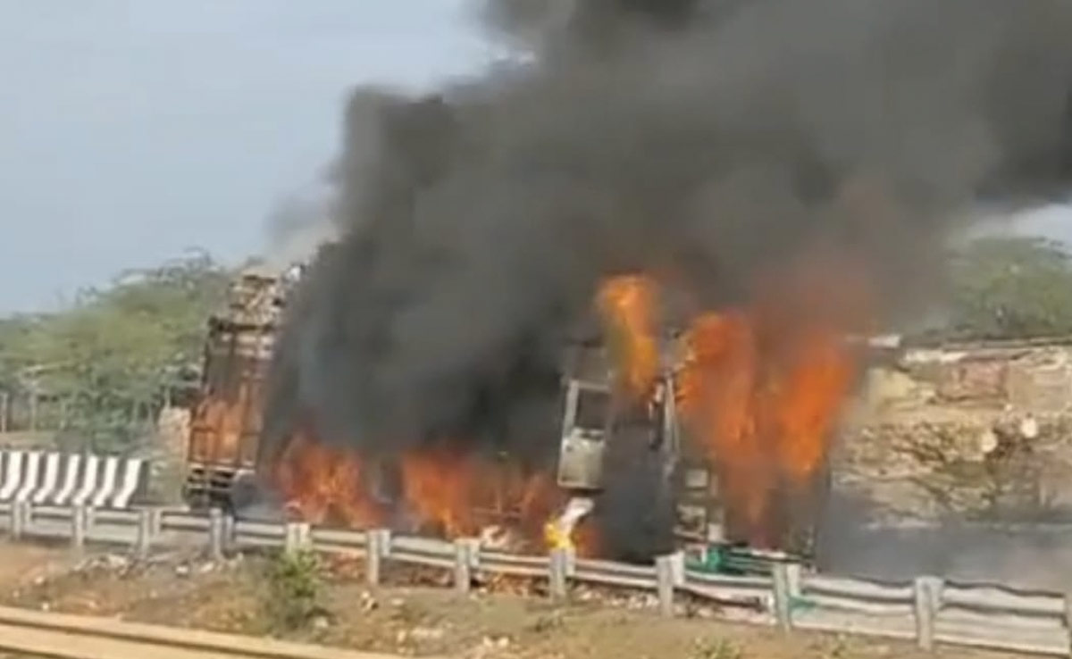 पलटने और डीजल टैंक फटने से ट्रक में लगी भीषण आग, फायर बिग्रेड की लापरवाही से जलकर हुआ खाक