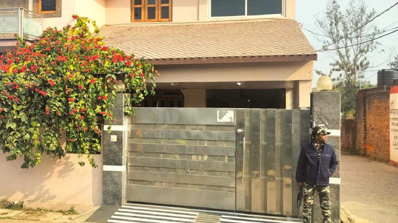 Income Tax Raid: पूर्व कैबिनेट मंत्री अमरजीत भगत के घर इनकम टैक्स की रेड