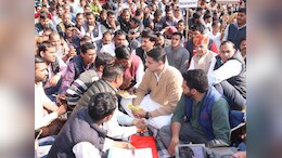 RAS अभ्यर्थियों के बाद अब राजीव गांधी युवा मित्रों के धरने ने पकड़ा तूल, मुलाकात के बाद बोले पायलट- 'अन्याय नहीं होने देंगे'