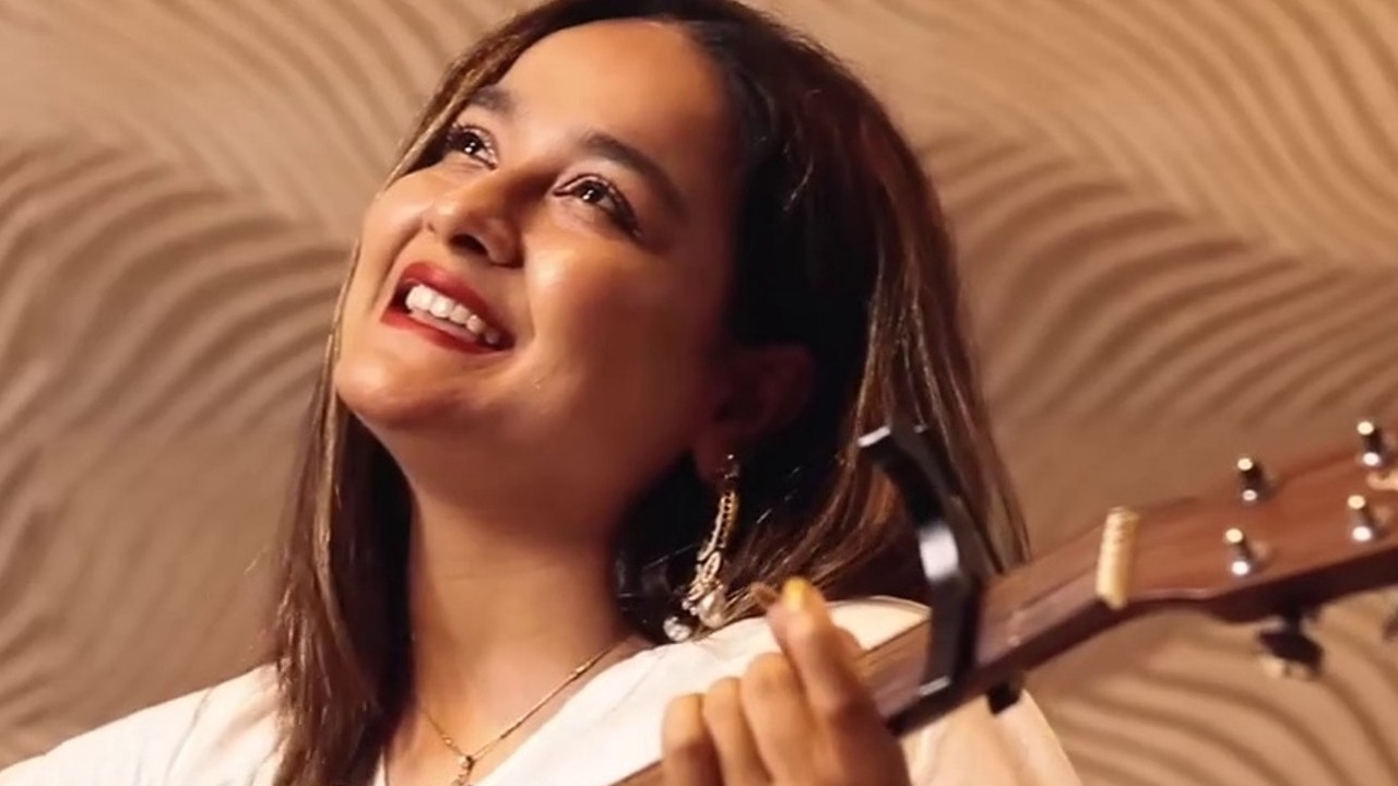 'राम आएंगे तो अंगना सजाऊंगी' कौन हैं भजन गायिका स्वस्ति मेहुल ?