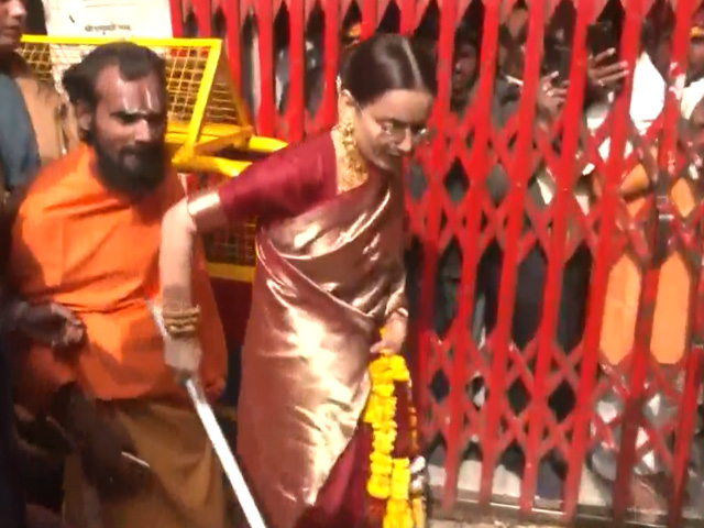 Video: Actor Kangana Ranaut Cleans Ayodhya's Hanuman Garhi Temple