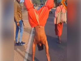 पैर बांधकर हाथों के बल अयोध्या पहुंचा रामभक्त, भक्ति देख हैरान रह गए लोग, जमकर वायरल हो रहा VIDEO पैर बांधकर हाथों के बल अयोध्या पहुंचा रामभक्त, भक्ति देख हैरान रह गए लोग, जमकर वायरल हो रहा VIDEO