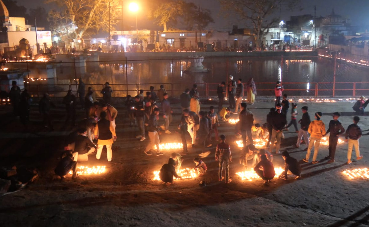 ग्वालियर की लक्ष्मण तलैया में नजर आया दिवाली सा माहौल, ऊर्जा मंत्री के साथ लोगों ने प्रज्वलित किए 11 हजार दिए