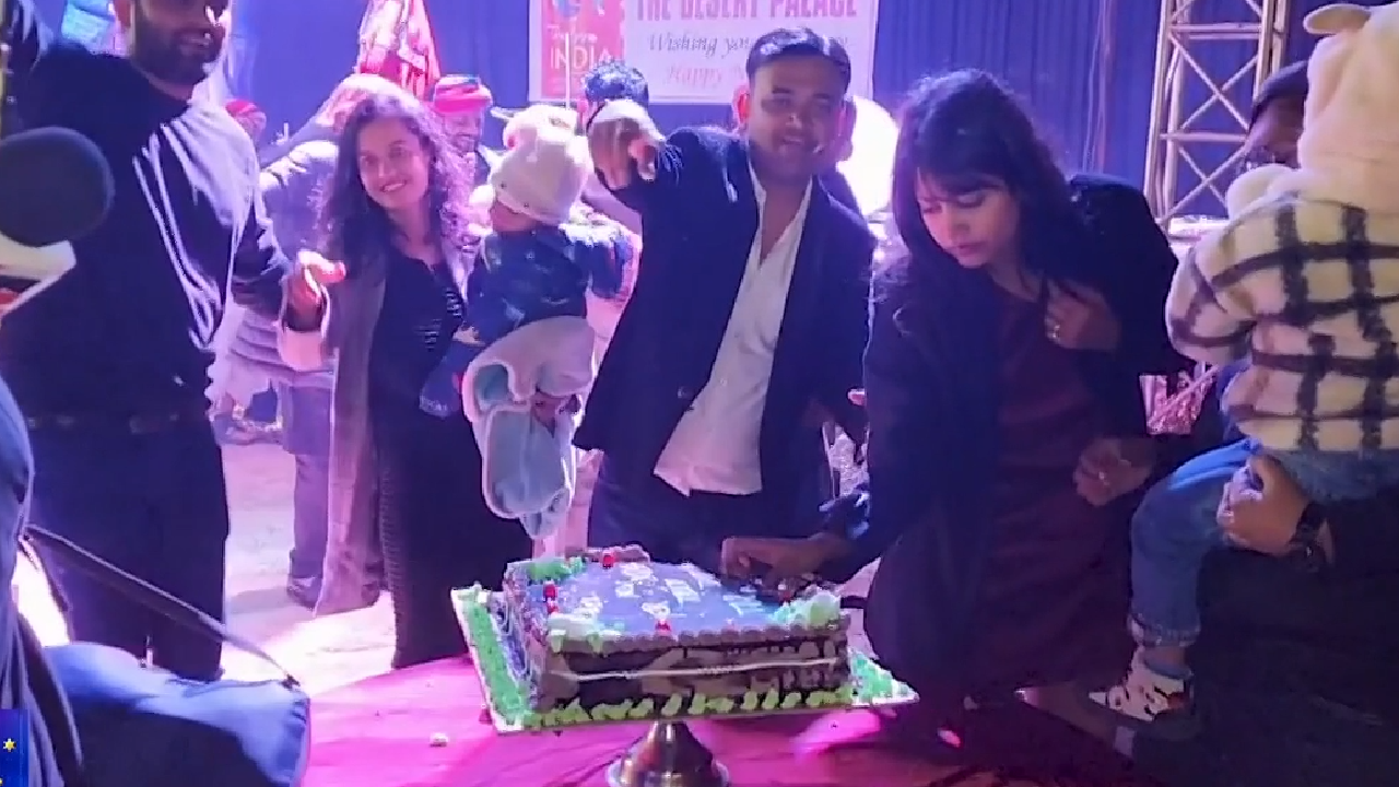 नए साल के जश्न में में लगे विदेशी ठुमके, लाखों लोग रहे मौजूद