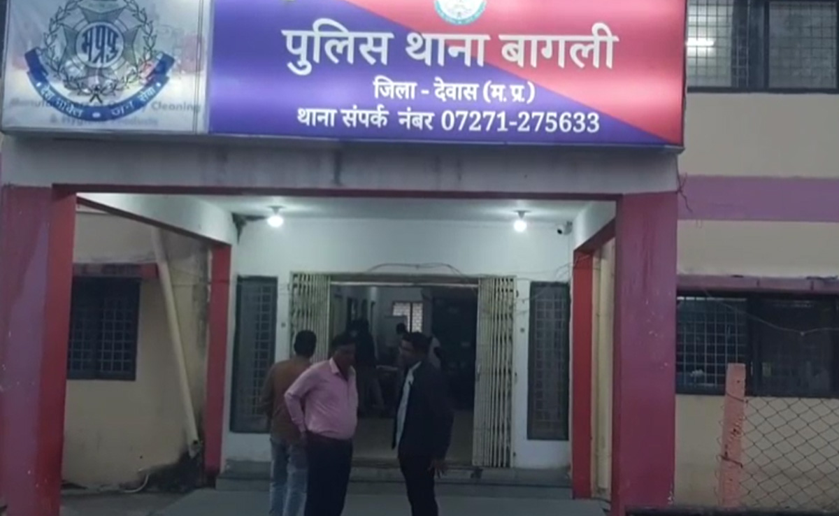 Dewas : सरकारी स्कूल के प्रिंसिपल और शिक्षक पर लगा नाबालिग छात्रा से छेड़छाड़ का आरोप,  FIR दर्ज