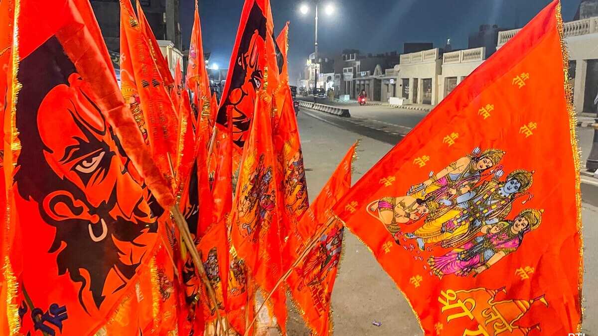 अयोध्या में रामलला की प्राण प्रतिष्ठा से पहले भगवान राम के झंडों की ...
