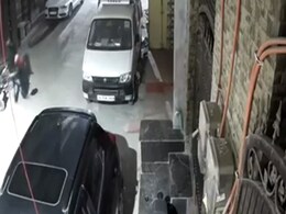VIDEO: दिल्ली में गला घोंटू गैंग का कहर, महिला को पीछे से आकर दबोचा, पर्स और मोबाइल लूटकर भागा VIDEO: दिल्ली में गला घोंटू गैंग का कहर, महिला को पीछे से आकर दबोचा, पर्स और मोबाइल लूटकर भागा