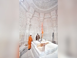अयोध्या : प्राण प्रतिष्ठा समारोह से पहले मंदिर के पुजारी को भगवान राम की नई पोशाक भेंट की गई अयोध्या : प्राण प्रतिष्ठा समारोह से पहले मंदिर के पुजारी को भगवान राम की नई पोशाक भेंट की गई