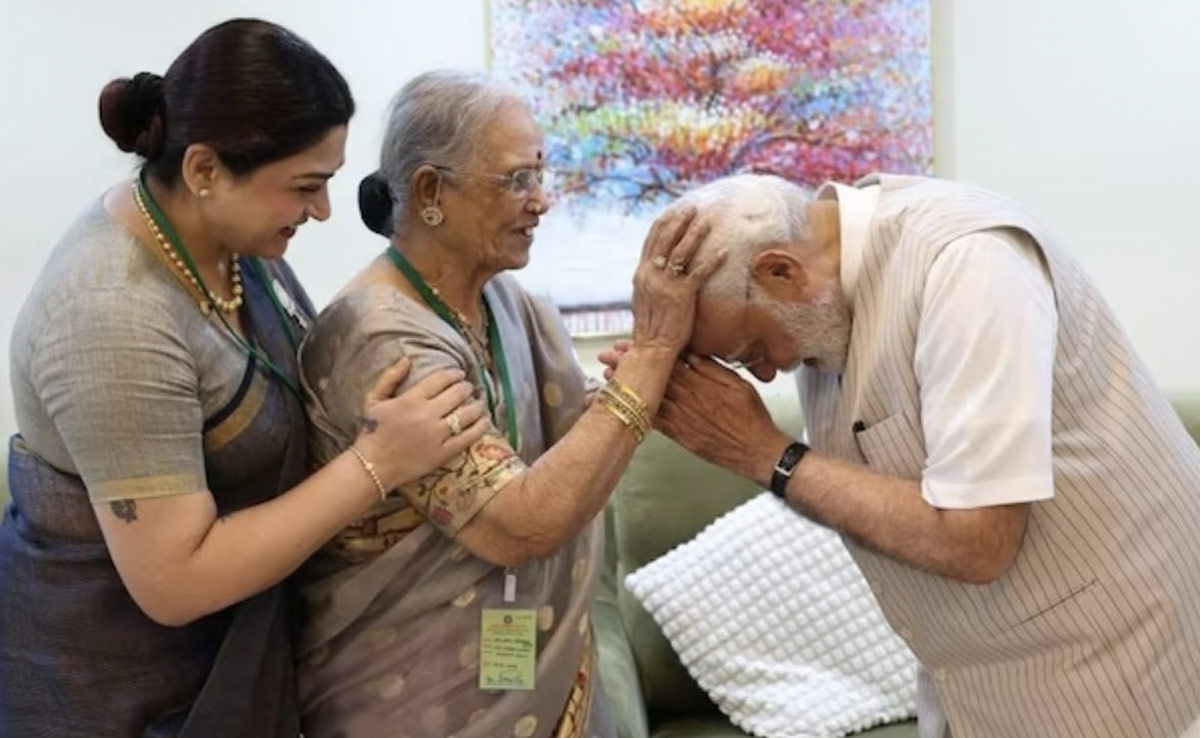 94 साल की अपनी बुजुर्ग फैन से मिले पीएम मोदी, एक्ट्रेस बोली पूरा हुआ मेरी सास का सपना