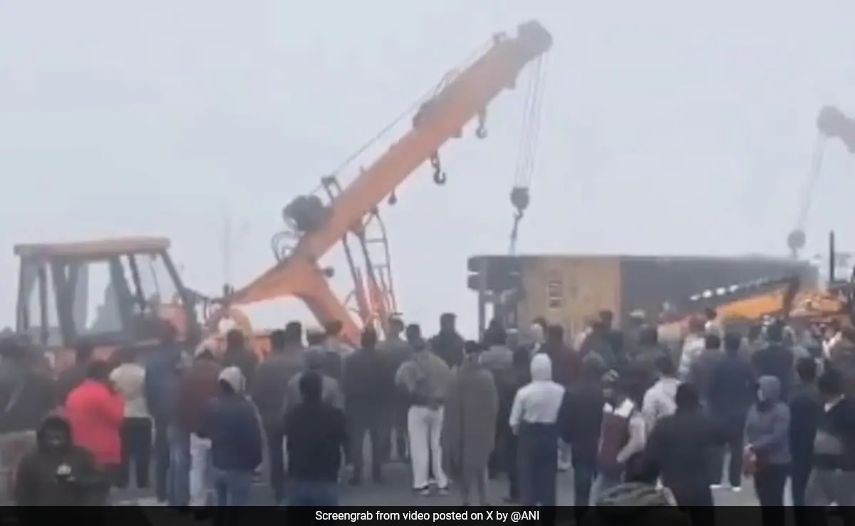 Several Vehicles Collide On Delhi-Lucknow Highway Amid Dense Fog - Vimarsana News