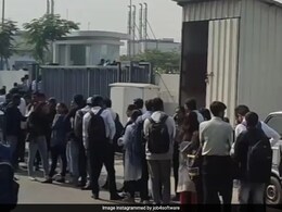 Viral Video Shows 3,000 Engineers Queuing Up For Walk-In Job Interview In Pune Viral Video Shows 3,000 Engineers Queuing Up For Walk-In Job Interview In Pune