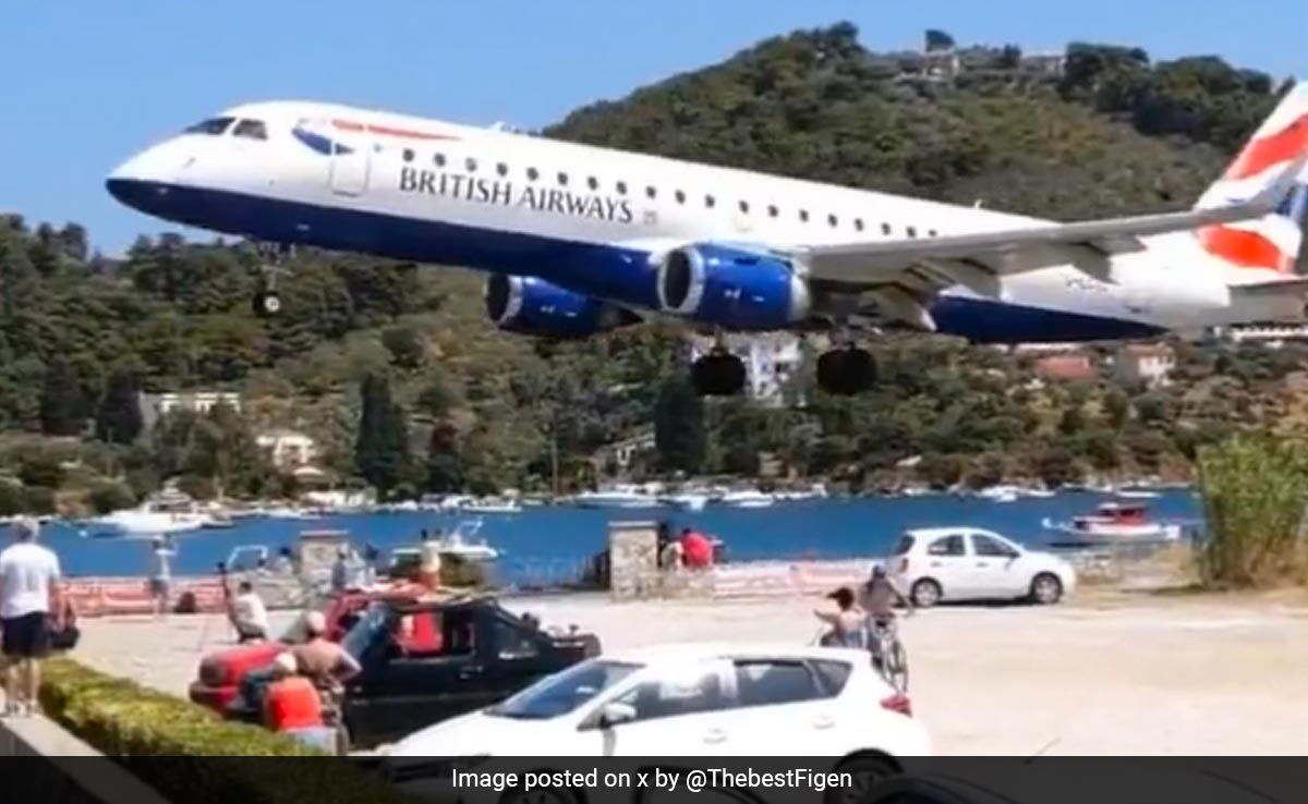 कभी नहीं देखी होगी ऐसी लैंडिंग! चलते-फिरते लोगों के ऊपर ही उतरने लगा विमान, लेकिन फिर जो हुआ...