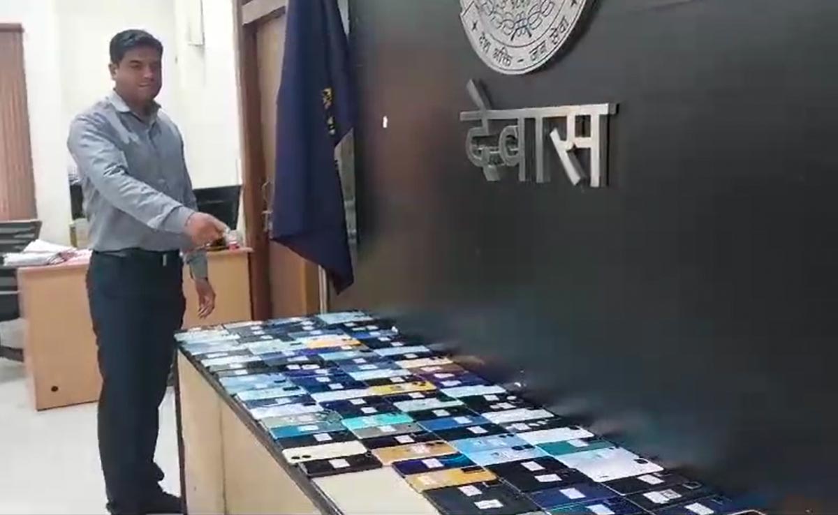 Dewas : 24 लाख रुपए के 120 मोबाइल हो गए थे गुम, देवास पुलिस ने ढूंढकर मालिकों को लौटाए