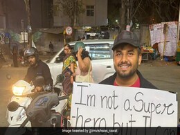 मैं सुपरहीरो नहीं हूं, लेकिन... सड़क किनारे फू़ड स्टॉल लगाता है ये शख्स, वड़ापाव बेचने का अनोखा अंदाज़ हुआ वायरल मैं सुपरहीरो नहीं हूं, लेकिन... सड़क किनारे फू़ड स्टॉल लगाता है ये शख्स, वड़ापाव बेचने का अनोखा अंदाज़ हुआ वायरल