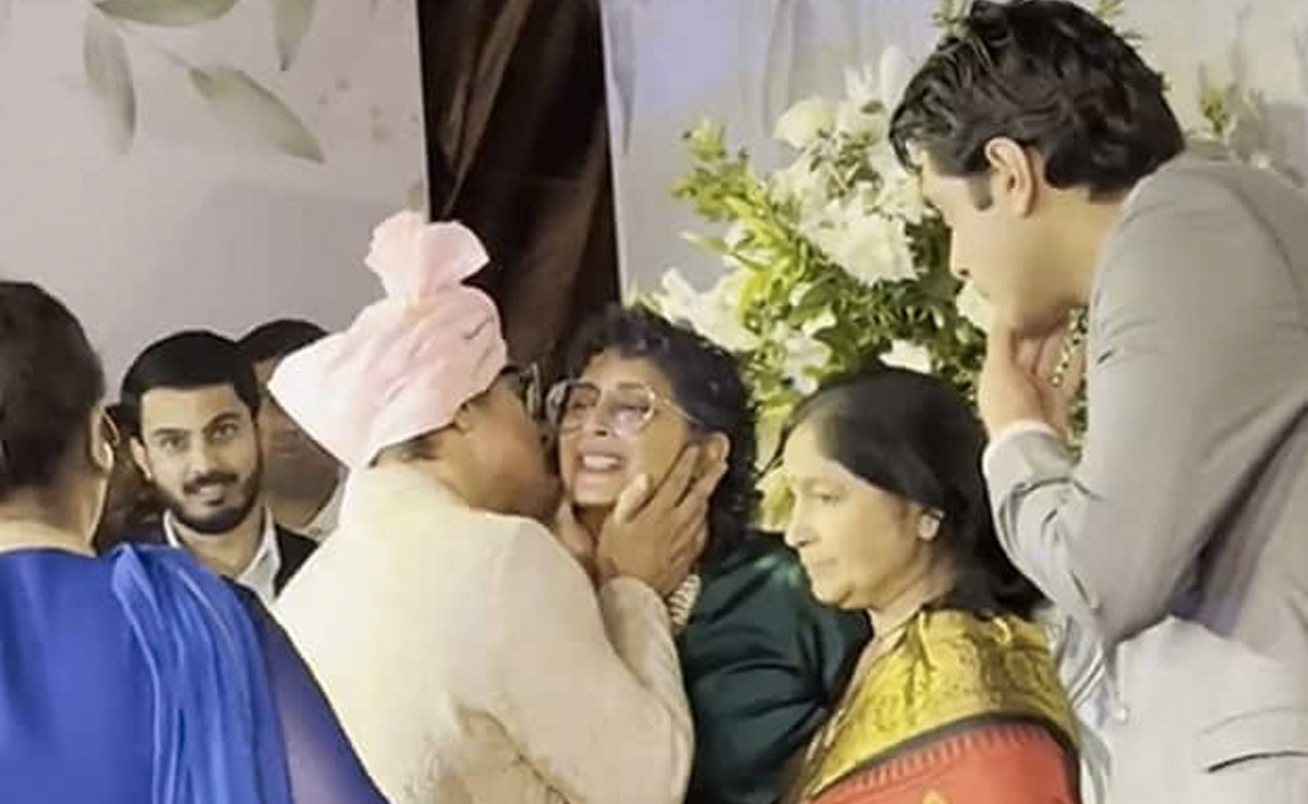 Aamir Khan Daughter's Wedding : नूपुर-आयरा की हुई कोर्ट मैरिज, एक्स वाइफ के साथ रोमांस करते दिखे आमिर