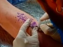 क्या टैटू कराने के बाद हो सकता है Hepatitis C, जानें कैसे चुनें सेफ Tattoo आर्टिस्ट क्या टैटू कराने के बाद हो सकता है Hepatitis C, जानें कैसे चुनें सेफ Tattoo आर्टिस्ट