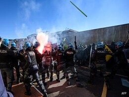 Anti-Israel Protesters Fire Smoke bombs, Flares In Clash With Cops In Italy Anti-Israel Protesters Fire Smoke bombs, Flares In Clash With Cops In Italy