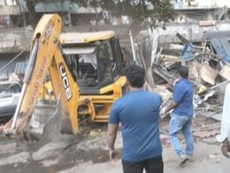 मुंबई में जुलूस पर पथराव के बाद एक्शन में पुलिस, अवैध अतिक्रमण पर चलाया जा रहा बुलडोजर मुंबई में जुलूस पर पथराव के बाद एक्शन में पुलिस, अवैध अतिक्रमण पर चलाया जा रहा बुलडोजर