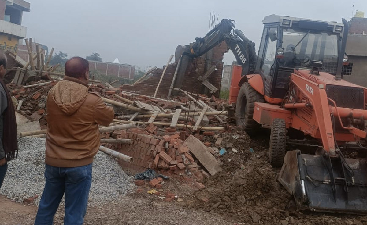 अवैध बिल्डिंग पर चला नगर निगम का बुलडोजर, सरकारी जमीन पर कब्जा कर किया गया था निर्माण