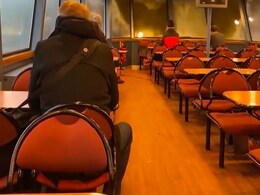 फैरी की खिड़कियों को तोड़कर अंदर घुसा तूफान का पानी, जान बचाने के लिए इधर उधर भागे यात्री फैरी की खिड़कियों को तोड़कर अंदर घुसा तूफान का पानी, जान बचाने के लिए इधर उधर भागे यात्री