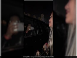 Viral Video: AR Rahman's Fan Stops His Car To Perform <i>'Maa Tujhe Salaam'</i> Viral Video: AR Rahman's Fan Stops His Car To Perform <i>'Maa Tujhe Salaam'</i>