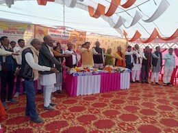 मंच से बुलाए जाने के बाद भी नहीं आए अधिकारी, पवई विधायक ने SDM की जमकर लगाई फटकार 