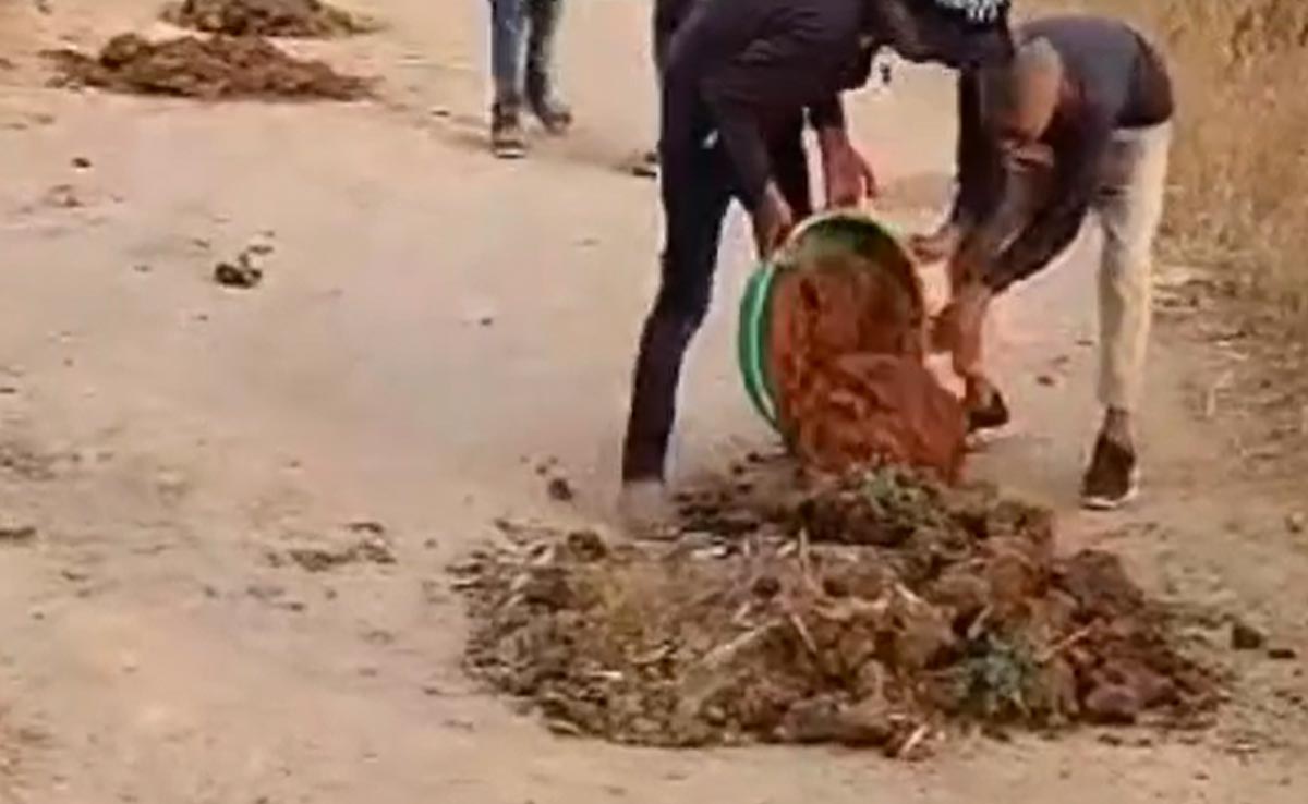 Surajpur: जर्जर सड़क को नहीं बनवा पा रहा विभाग, बच्चों ने मिट्टी डालकर गड्ढों को भरा, वीडियो वायरल होते ही जांच के आदेश 