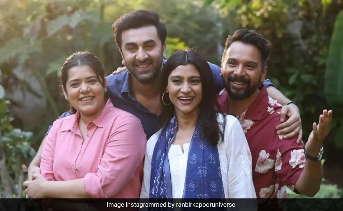 A Behind The Scenes Pic Featuring Ranbir Kapoor, Konkona Sen Sharma And Team <i>Wake Up Sid</i>