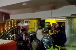 प. बंगाल: जानलेवा हमले के बाद फिर ऐक्शन में ED, तृणमूल कांग्रेस नेता शंकर आध्या गिरफ्तार प. बंगाल: जानलेवा हमले के बाद फिर ऐक्शन में ED, तृणमूल कांग्रेस नेता शंकर आध्या गिरफ्तार