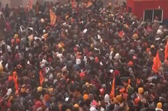 प्राण प्रतिष्ठा के बाद पहली सुबह राम मंदिर के बाहर भक्तों की भीड़ प्राण प्रतिष्ठा के बाद पहली सुबह राम मंदिर के बाहर भक्तों की भीड़