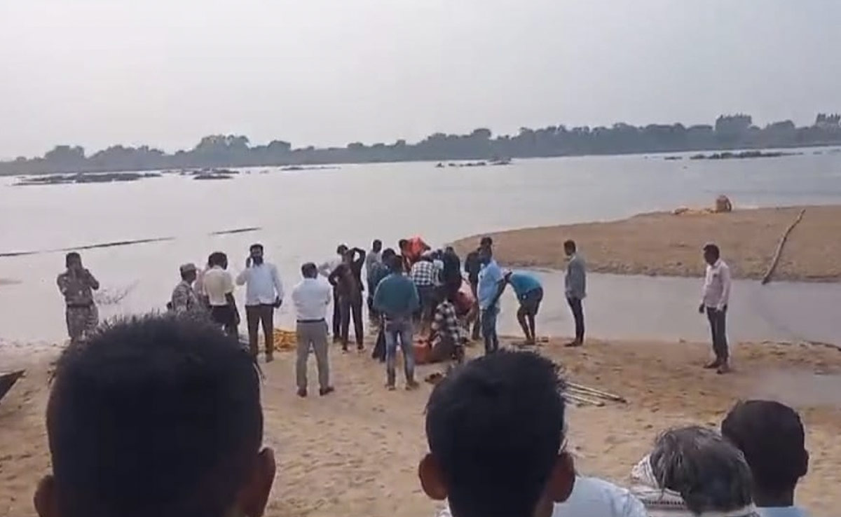 महाराष्‍ट्र : मिर्ची तोड़ने जा रही थीं महिलाएं, नाव पलटने से छह बह गईं