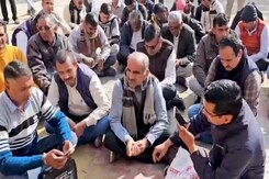 बाड़मेर में इन शिक्षकों को 6 साल से नहीं मिला वेतन भत्ता, अब कर रहे प्रदर्शन बाड़मेर में इन शिक्षकों को 6 साल से नहीं मिला वेतन भत्ता, अब कर रहे प्रदर्शन