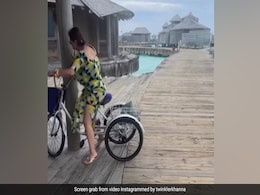 Twinkle Khanna Video: ट्विंकल खन्ना के नए साल का हुआ 'टक्करदार' आगाज, अक्षय कुमार का ऐसा था रिएक्शन- देखें वीडियो Twinkle Khanna Video: ट्विंकल खन्ना के नए साल का हुआ 'टक्करदार' आगाज, अक्षय कुमार का ऐसा था रिएक्शन- देखें वीडियो