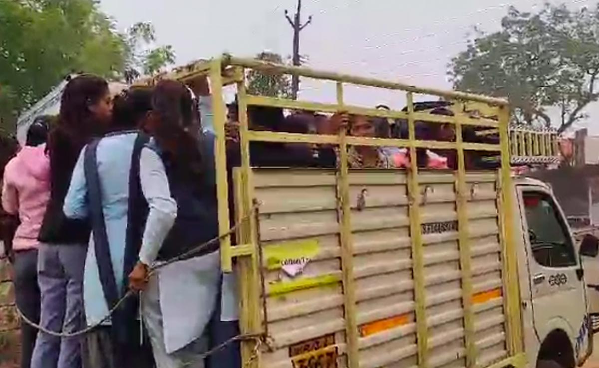 Viral News: जानवरों की तरह लोडिंग वाहन में छात्राओं को प्रोफेसर ने भेजा NSS कैंप , वीडियो वायरल होने पर हुआ...