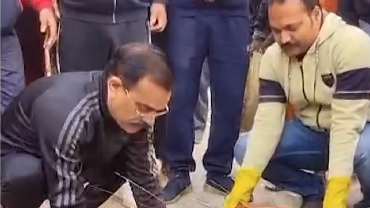 राम जानकी मंदिर पहुंचे वीडी शर्मा, साफ-सफाई करने के बाद किए दर्शन