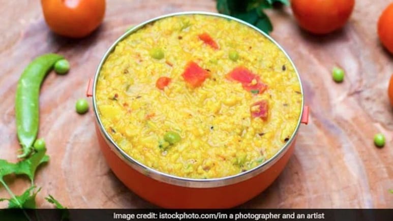 आज डिनर में क्या बनाऊं: रात में खाना चाहते हैं कुछ स्वादिष्ट और हल्का तो एक बार जरूर ट्राई करें मसाला खिचड़ी, नोट करें रेसिपी