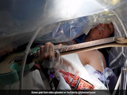 ब्रेन ट्यूमर का ऑपरेशन कर रहे थे डॉक्टर, लगातार गिटार बजाता रहा मरीज, Video देख आंखों पर नहीं होगा यकीन ब्रेन ट्यूमर का ऑपरेशन कर रहे थे डॉक्टर, लगातार गिटार बजाता रहा मरीज, Video देख आंखों पर नहीं होगा यकीन