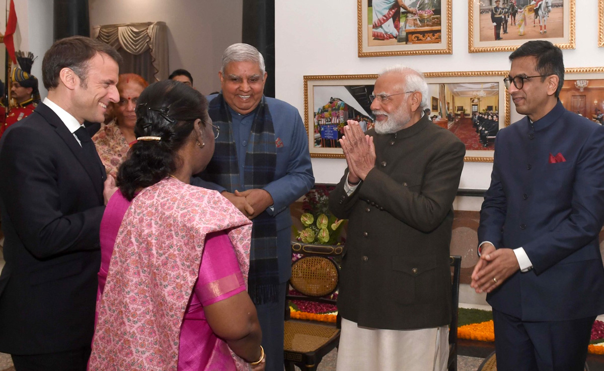 राष्ट्रपति द्रौपदी मुर्मू के साथ डिनर में इमैनुएल मैक्रों ने चखा सरसों का साग, परोसे गए थे पारंपरिक व्यंजन