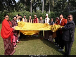 PM मोदी ने अजमेर शरीफ के लिए भेजी चादर, सांप्रदायिक सौहार्द की बेमिसाल प्रतीक है यह दरगाह PM मोदी ने अजमेर शरीफ के लिए भेजी चादर, सांप्रदायिक सौहार्द की बेमिसाल प्रतीक है यह दरगाह