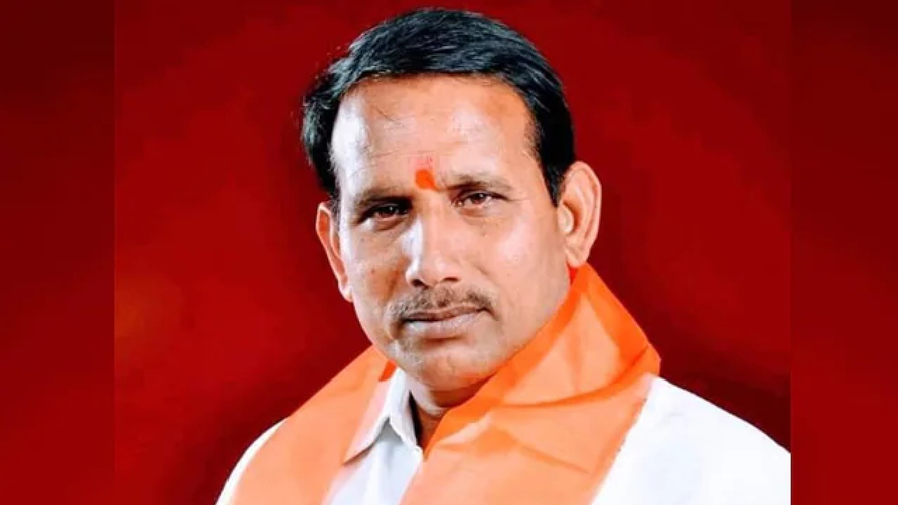 पिछोर के विधायक प्रीतम लोधी ने अपने बेटे को थाने में क्यों कराया बंद?