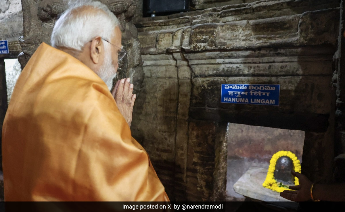 PM मोदी ने आंध्र प्रदेश के वीरभद्र मंदिर में की पूजा-अर्चना