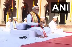 PM Modi Plays Cymbals At Nashik Temple As Priests Sing Ram Bhajan PM Modi Plays Cymbals At Nashik Temple As Priests Sing Ram Bhajan