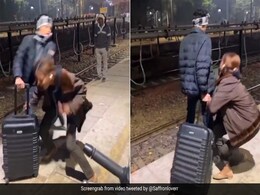 रेलवे प्लेटफॉर्म पर रील बना रही थी लड़की, डांस करते-करते लड़के से टकराई, फिर जो हुआ, Video देख नहीं रुकेगी हंसी रेलवे प्लेटफॉर्म पर रील बना रही थी लड़की, डांस करते-करते लड़के से टकराई, फिर जो हुआ, Video देख नहीं रुकेगी हंसी