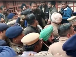 Chandigarh Mayoral Polls: Massive Fight Between Congress-AAP, BJP Workers Chandigarh Mayoral Polls: Massive Fight Between Congress-AAP, BJP Workers