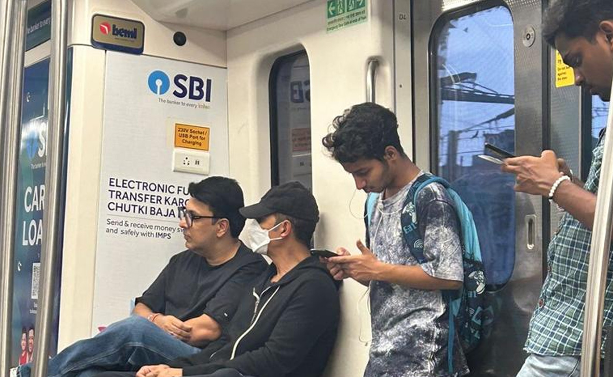 Viral: Akshay Kumar, In A Mask, Spotted In Mumbai Metro