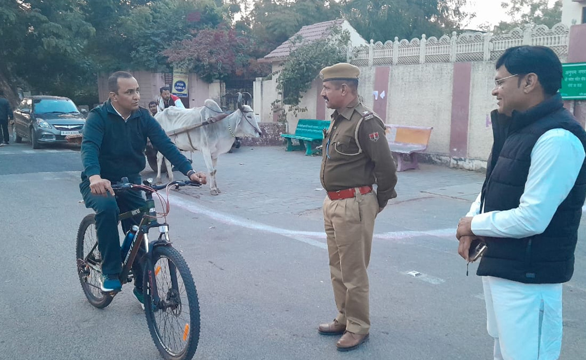 Ajmer: गाड़ी छोड़ SP ने उठाई साइकिल, बिना सिक्योरिटी गश्त पर निकले, ड्यूटी पर तैनात पुलिसकर्मी रह गए दंग