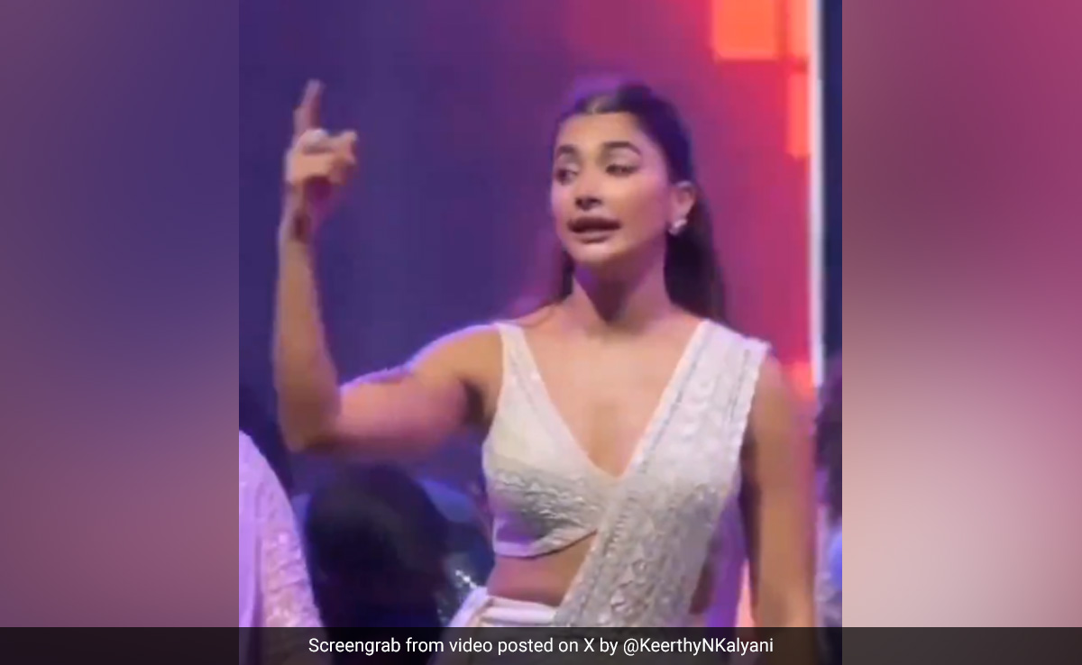 Pooja Hegde Dances To Her Smash Hits <i>Butta Bomma</i> And <i>Arabic Kuthu</i> At Friend's <i>Sangeet</i>