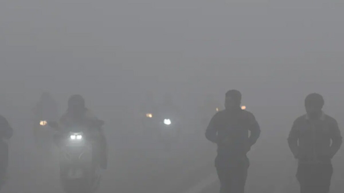 दिल्ली-NCR में शीतलहर और कोहरे का कहर, 100 से ज्‍यादा उड़ानें और कई ट्रेनें  लेट | Delhi Weather Delhi Fog Dense fog spurs travel woes in Delhi around  30 flights and trains delayed