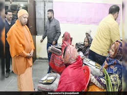 Yogi Adityanath Distributes Blankets, Inspects Night Shelters In Gorakhpur Yogi Adityanath Distributes Blankets, Inspects Night Shelters In Gorakhpur
